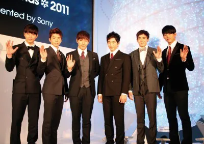 点灯式に出席した2PMのチャンソン、ウヨン、ジュンス、ジュノ、ニックン、テギョン（写真左から）