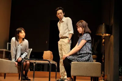 左から、祥子役の夏川結衣、古賀役の宮藤官九郎、くらら役の上間美緒。舞台「アイドル、かくの如し」で宮藤と古賀は夫婦役に