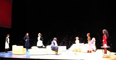舞台「8人の女たち」公開舞台稽古の模様。左から、荻野目慶子、マイコ、牧瀬里穂、南沢奈央、大地真央、戸田恵子、加賀まりこ、浅野温子