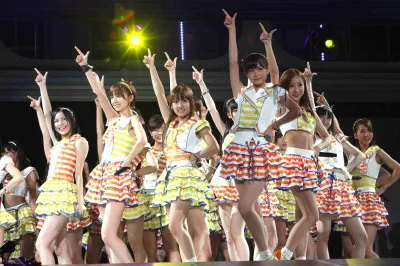 【写真】埼玉・西武ドームで行われたAKB48のライブでポーズを決める前田敦子、高橋みなみ、篠田麻里子ら