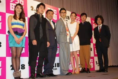 映画「アフロ田中」の完成披露舞台あいさつに出席した原幹恵、遠藤要、堤下敦、松田翔太、佐々木希、田中圭、松居大悟監督（写真左から）