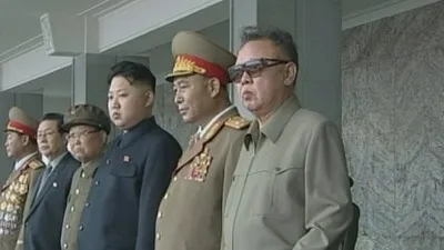 12月17日に死亡が確認された北朝鮮の最高指導者のキム・ジョンイル総書記（左）