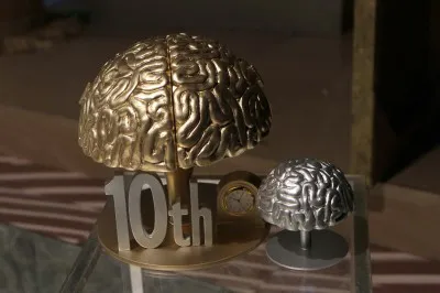 【写真】10周年を記念した“金の脳”も登場