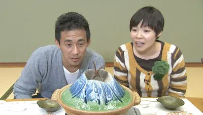 鍋のために開発された「神話豚」という 黒豚を使った「ぼっけ鍋」を前に興奮する石田靖と山田花子