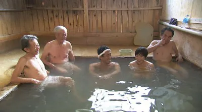 【写真】「神の湯」と呼ばれる温泉を満喫。地元の人たちとの交流に、石田靖は「みんな温かい！」と笑顔に