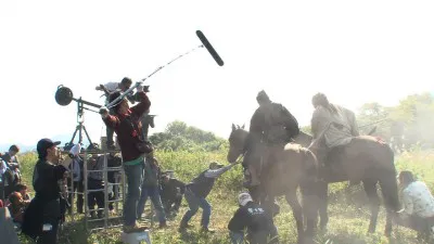 【写真】松山ケンイチ演じる清盛と玉木宏演じる義朝が馬で競うシーン