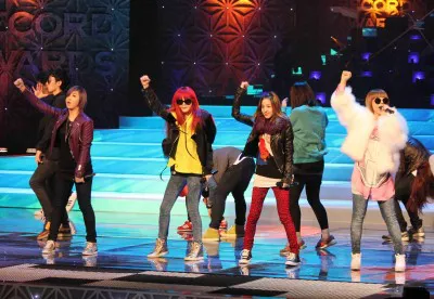 「レコ大」公開リハーサルで、2NE1が日本でのファーストシングル「GO AWAY」を熱唱する