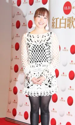 紅組司会の井上真央が主演を務めた連続テレビ小説「おひさま」のメインテーマソングを歌う平原綾香