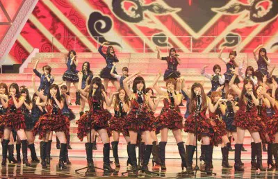 AKB48が本番の衣装でリハーサルに登場。本番の"人文字"に注目