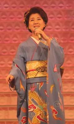 川中美幸はAKB48 の前田敦子、篠田麻里子らがバックで応援する中、名曲「二輪草」を歌う