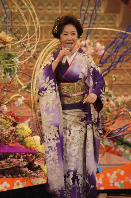 豪華な生け花を前に、日本舞踊をテーマに「金木犀」を歌う伍代夏子