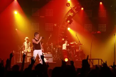 本ツアーでは吉川もバンドメンバーも全員、それぞれの個性あふれるスタイルの白い衣装で登場