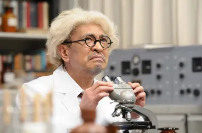 【写真】博士（松本）は大発見した発明に歓喜の表情
