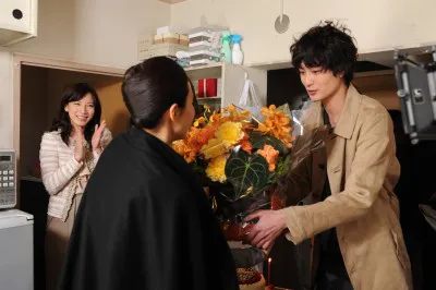 【写真】「信頼・絆」を意味するオレンジのバラを渡す岡田