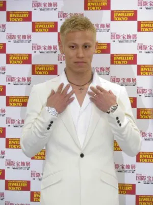 「第23回日本ジュエリーベストドレッサー賞」で贈られたネックレスを披露する本田圭佑選手