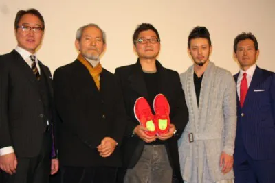 初日舞台あいさつに出席した佐野史郎、夏八木勲、カン・ジェギュ監督、オダギリジョー、鶴見辰吾（写真左から）