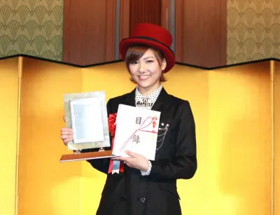 ボウリング・マスメディア大賞のグランプリに輝いたAKB48・宮澤佐江