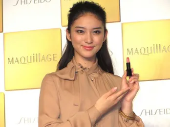 武井咲が「マキアージュ」のCMで初の笑顔!?