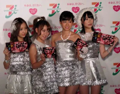 イベントに登場したAKB48の板野友美、高橋みなみ、前田敦子、指原莉乃（写真左から）