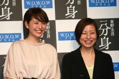 制作発表記者会見に登場した主演の長澤まさみと演出の永田琴