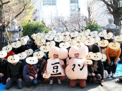 【写真】ファン100人も豆のお面を付けて記念撮影