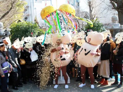 くす玉のひもを引いた伊達は、大量の豆を頭からかぶってしまう