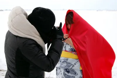 【写真】最初にイメージが浮かんだという「雪原にたたずむ跳人（はねと）の衣装を着た女性」を、永瀬正敏は丁寧に映していく