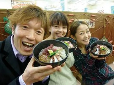 福岡・糸島の直売所に併設のレストランで海鮮丼を堪能する藤本一精、村上恵、友成由紀アナ