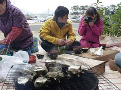 【写真】サザエのつぼ焼きやあら汁を味わい、漁の疲れを癒やす