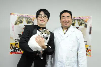 「僕がネコに嫌われる理由」に出演する鈴木拓と塚地武雅（写真左から）