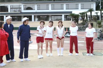 「女性芸能人スポーツテスト」初挑戦の上野まな（写真左から4人目）