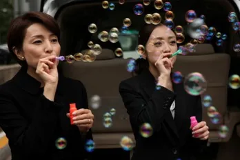 安達祐実と仁科亜季子が喪服姿で思い出の地を巡る