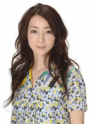 稲森が演じる市井睦は、主人公が勤める美容形成クリニックのナンバー2という敏腕医師。既婚で仕事と家庭を両立している才媛