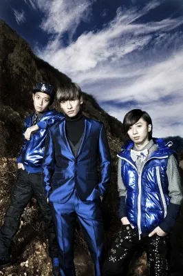 新曲「FLY HIGH」をリリースするw-inds.。左より緒方龍一、橘慶太、千葉涼平