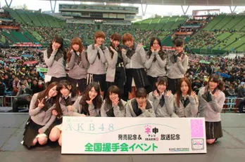 新曲「GIVE ME FIVE!」AKB48がバンド披露!!