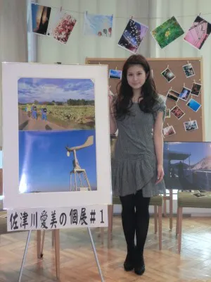 （本人の横に拡大して展示している写真2枚は、）「上が茨城県で、下が房総半島で撮影したものです」とコメント