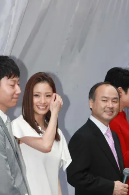店頭であいさつする上戸彩、ソフトバンクグループ代表・孫正義氏（写真左から）
