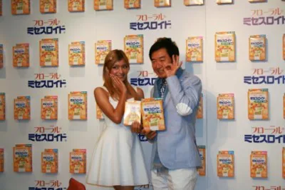 フローラルミセスロイドの新CM発表会に登場した（写真左から）ローラ、石田純一