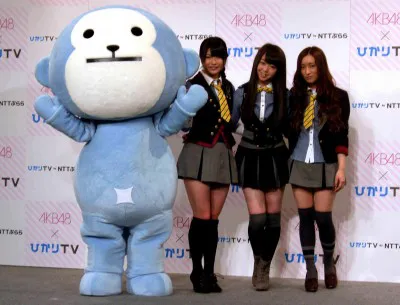 ひかりTVのキャラクターと撮影に応じる横山由依、峯岸みなみ、梅田彩佳（左から）