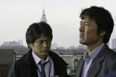NHK記者を演じる萩原聖人と豊原功補（写真左から）