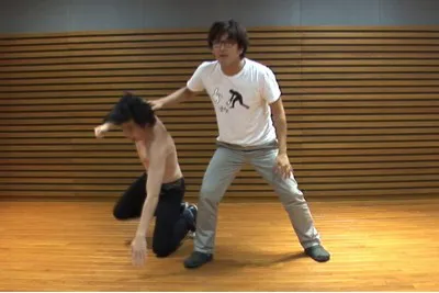 【写真】“バスケットボールの練習”でボールに扮する吉村崇（写真左）と部員に扮する徳井健太（写真右）