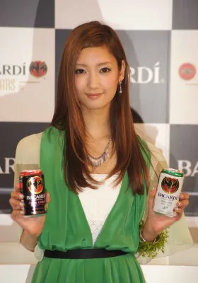 「彼とは順調です！」幸せ満開の菜々緒が美脚で乾杯宣言