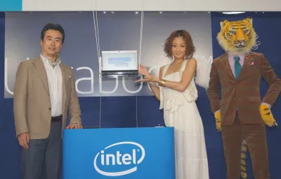 インテル代表取締役社長・吉田和正氏、西山茉希、トラダンサー（写真左から）