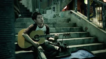 伊藤淳史が怪人アキラメールを撃退!? 豪華クリエーターが集結したCMが完成!!