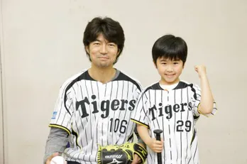  仲村トオルと鈴木福が始球式で対決！ 仲村のナイスボールに、福くんは空振り!?