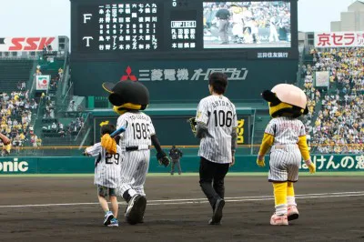 【写真】2人の名前が阪神甲子園球場にコールされると、スタンドの観客から大歓声と大きな拍手が沸き起こった