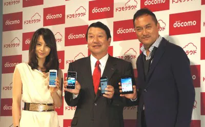 堀北真希、NTTドコモ 代表取締役社長・山田隆持氏、渡辺謙（写真左から）