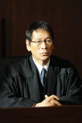 “江木事件”で厳しい判決を下した裁判官・石嶺役の大杉連