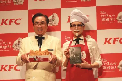 日本KFCの渡辺社長と一緒に綾瀬はるかが登場
