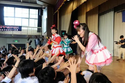 【写真】ライブ中、ももクロメンバーらはステージを降りて超サプライズを演出